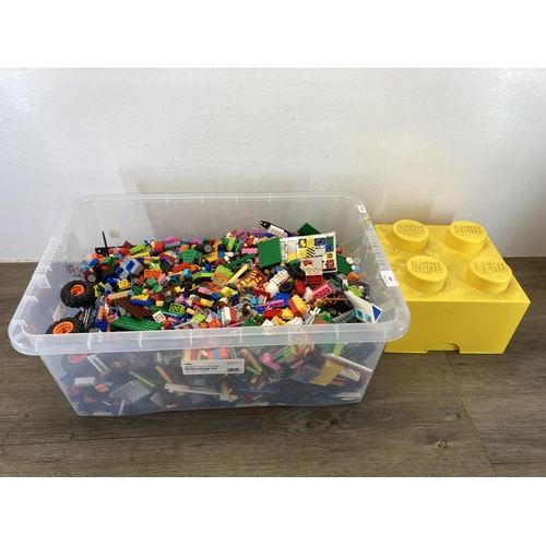 390 - A large collection of assorted Lego