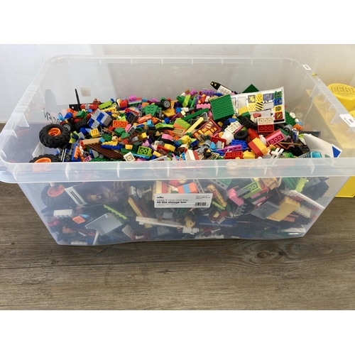 390 - A large collection of assorted Lego