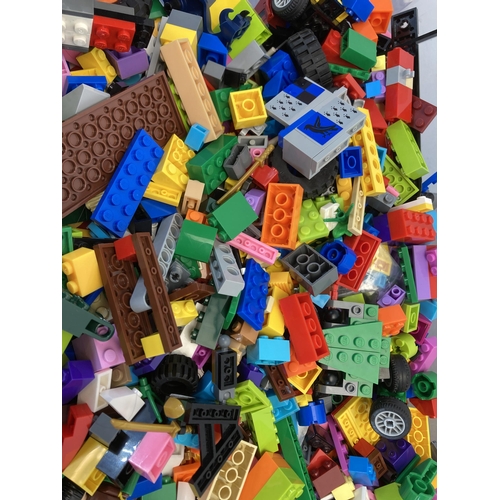 390 - A large collection of assorted Lego