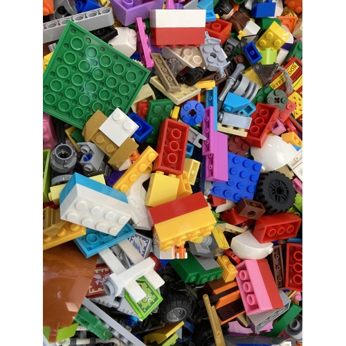 390 - A large collection of assorted Lego