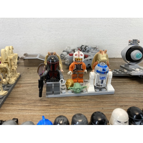 391 - A collection of Star Wars Lego to include R2D2 figurine, Storm Trooper figurines, Darth Maul figurin... 