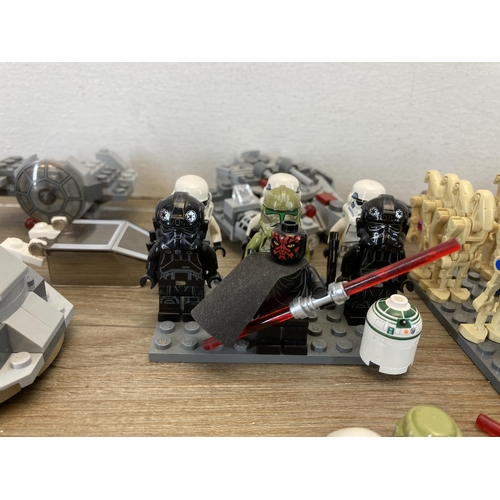 391 - A collection of Star Wars Lego to include R2D2 figurine, Storm Trooper figurines, Darth Maul figurin... 