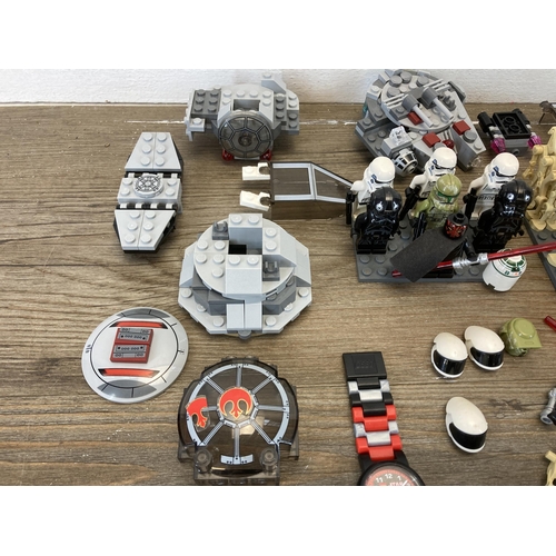 391 - A collection of Star Wars Lego to include R2D2 figurine, Storm Trooper figurines, Darth Maul figurin... 