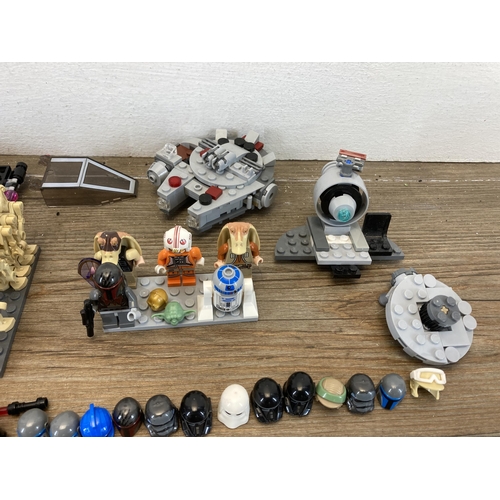 391 - A collection of Star Wars Lego to include R2D2 figurine, Storm Trooper figurines, Darth Maul figurin... 