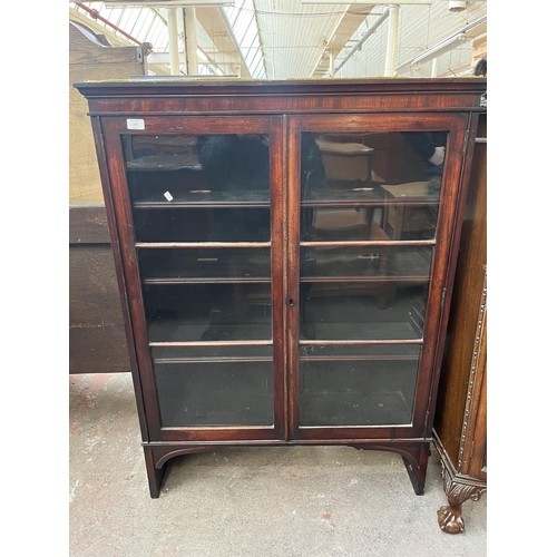 114 - An Edwardian mahogany two door glazed bookcase - approx. 125cm high x 93cm wide x 27cm deep