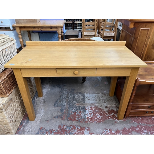 131 - A modern oak writing desk - approx. 82cm high x 122cm wide x 56cm deep