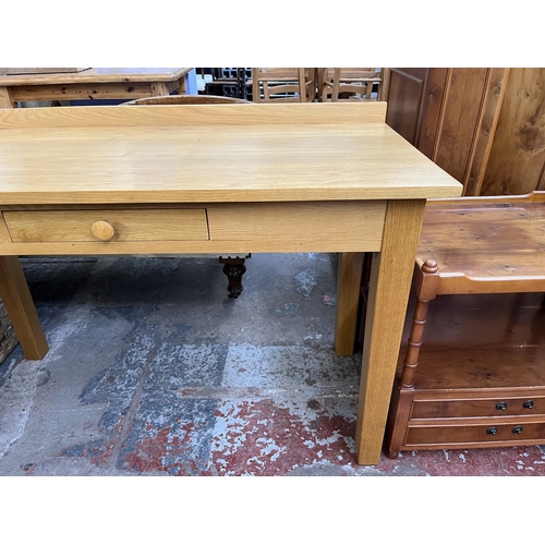 131 - A modern oak writing desk - approx. 82cm high x 122cm wide x 56cm deep