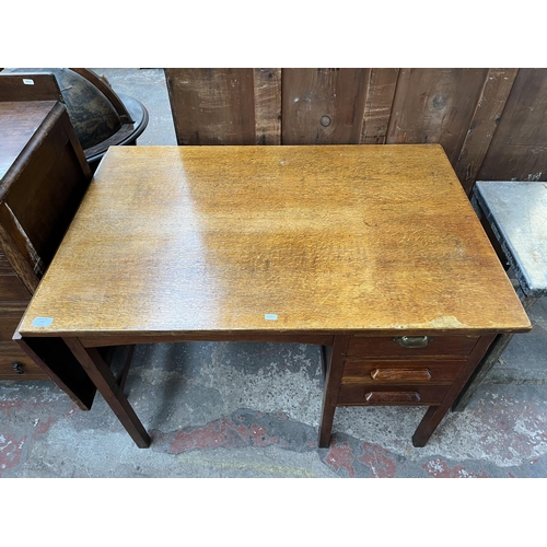 149 - A 1950s oak office desk - approx. 77cm high x 106cm wide not extended x 71cm deep