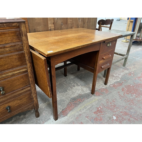 149 - A 1950s oak office desk - approx. 77cm high x 106cm wide not extended x 71cm deep