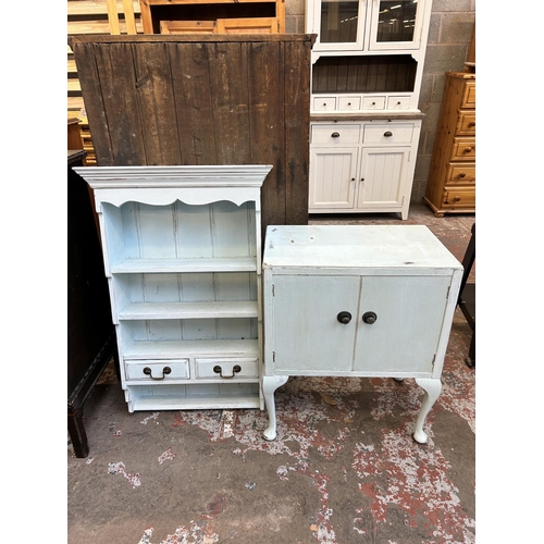 32 - Two pieces of painted furniture, one three tier wall mountable shelving unit - approx. 98cm high x 6... 