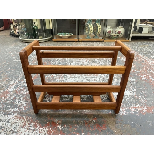 186 - A mid 20th century teak magazine rack - approx. 35cm high x 44cm wide x 22cm deep