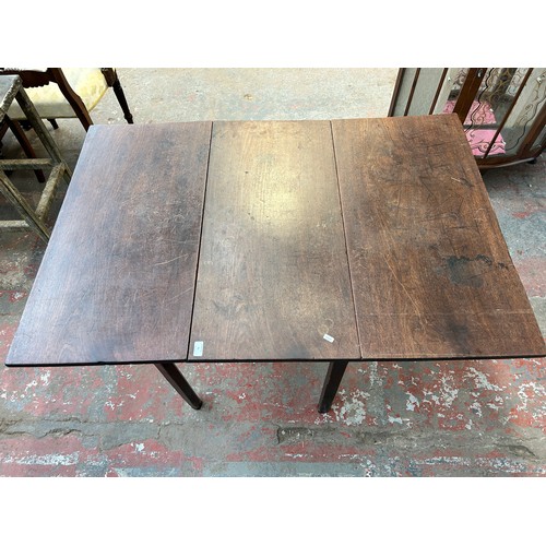 61 - A George III mahogany drop leaf dining table - approx. 71cm high x 91cm wide x 135cm long