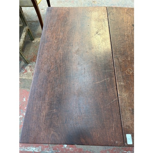 61 - A George III mahogany drop leaf dining table - approx. 71cm high x 91cm wide x 135cm long