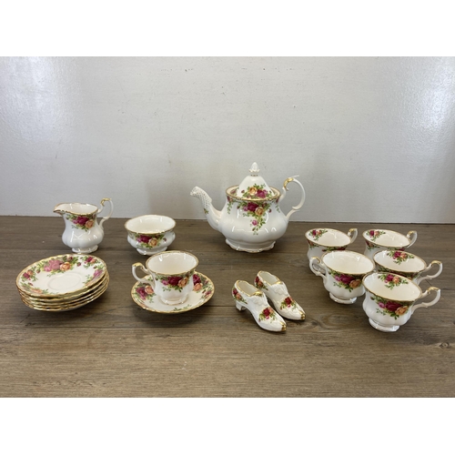 324 - A collection of Royal Albert Old Country Roses fine bone china