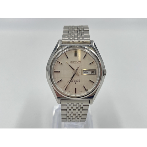 2267 - A vintage Seiko automatic 37mm men's wristwatch - ref 5606-7010, with Seiko stainless steel bracelet... 