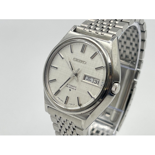 2267 - A vintage Seiko automatic 37mm men's wristwatch - ref 5606-7010, with Seiko stainless steel bracelet... 