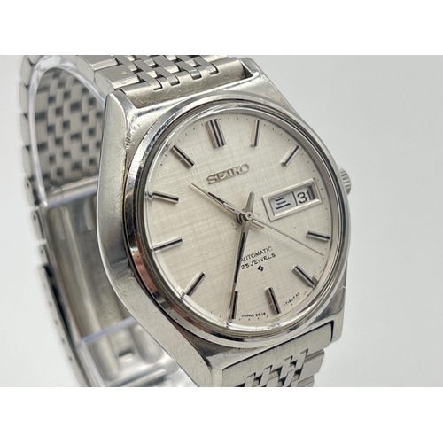 2267 - A vintage Seiko automatic 37mm men's wristwatch - ref 5606-7010, with Seiko stainless steel bracelet... 