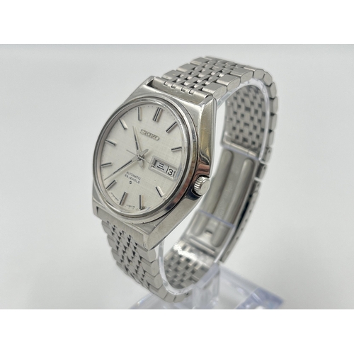 2267 - A vintage Seiko automatic 37mm men's wristwatch - ref 5606-7010, with Seiko stainless steel bracelet... 