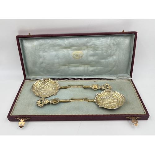 2273 - A cased pair of Victorian Jackson & Deere hallmarked London silver serving spoons, dated 1887 - appr... 