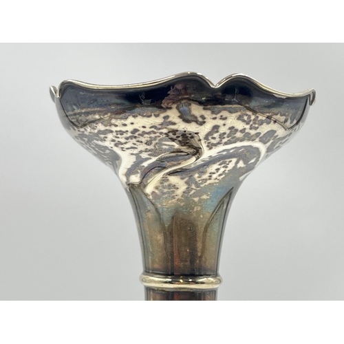 2275 - A hallmarked Chester silver weighted bud vase, believed to be dated 1915 - approx. gross weight 146g... 