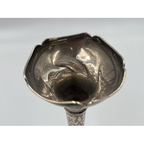 2275 - A hallmarked Chester silver weighted bud vase, believed to be dated 1915 - approx. gross weight 146g... 