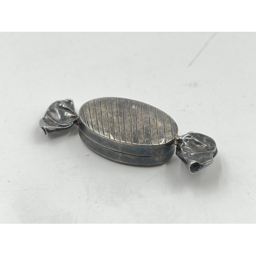 2279 - A .925 silver novelty sweet pill box - approx. gross weight 15g