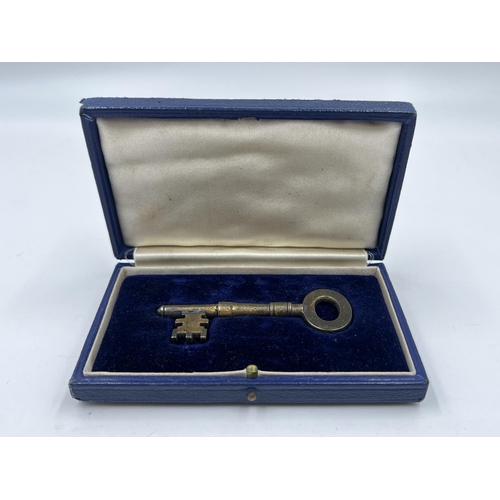 2305 - A George VI hallmarked London silver presentation key, dated 1938 - approx. gross weight 25g and 7cm... 