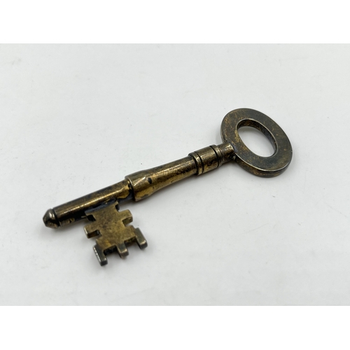 2305 - A George VI hallmarked London silver presentation key, dated 1938 - approx. gross weight 25g and 7cm... 