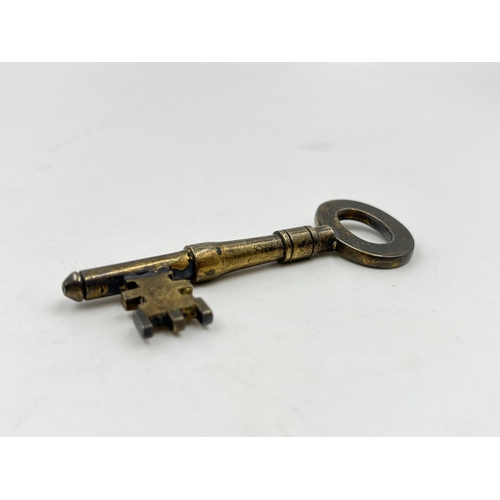 2305 - A George VI hallmarked London silver presentation key, dated 1938 - approx. gross weight 25g and 7cm... 