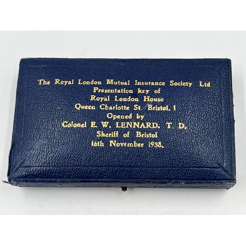 2305 - A George VI hallmarked London silver presentation key, dated 1938 - approx. gross weight 25g and 7cm... 