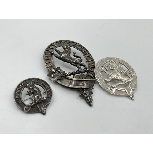 2306 - Three sterling silver Scottish clan badges - approx. gross weight 55g