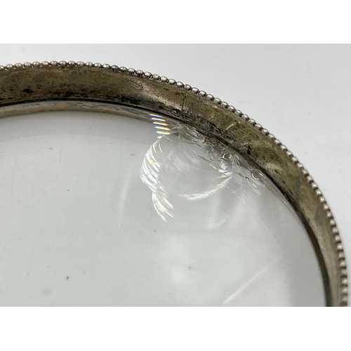 2307 - A silver handled magnifying glass - approx. gross weight 145g and 18cm long