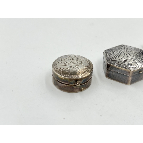 2313 - Three hallmarked sterling silver trinket boxes - approx. gross weight 40g