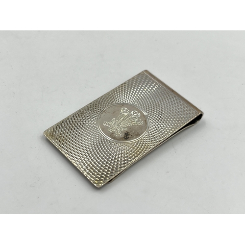 2324 - A William H. Manton hallmarked Birmingham silver money clip - approx. gross weight 21g