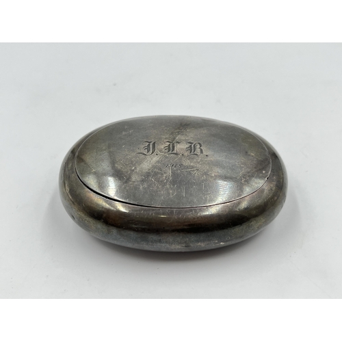 2326 - A George V Stokes & Ireland Ltd hallmarked Chester silver snuff box, dated 1917 - approx. gross weig... 