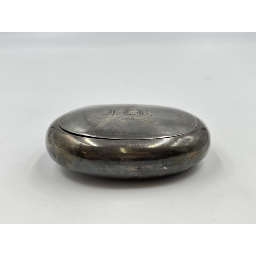 2326 - A George V Stokes & Ireland Ltd hallmarked Chester silver snuff box, dated 1917 - approx. gross weig... 