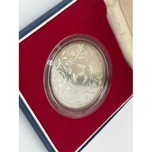 2380 - A collection of coins and tokens to include 92.5% silver proof 1977 Silver Jubilee twenty-five pence... 