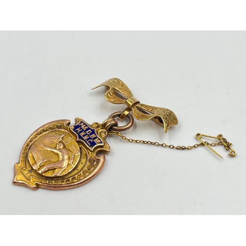 2386 - An early 20th century hallmarked 9ct gold fob with mounted 9ct gold ribbon brooch - approx. gross we... 