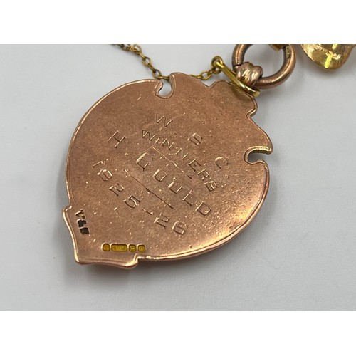 2386 - An early 20th century hallmarked 9ct gold fob with mounted 9ct gold ribbon brooch - approx. gross we... 