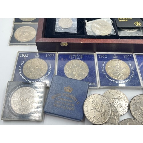 2382 - A collection of British commemorative coins with £5 examples to include 1997, 1998, 1999, four 2000,... 