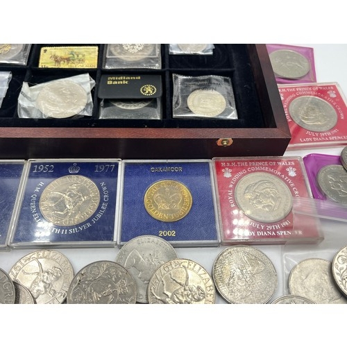 2382 - A collection of British commemorative coins with £5 examples to include 1997, 1998, 1999, four 2000,... 