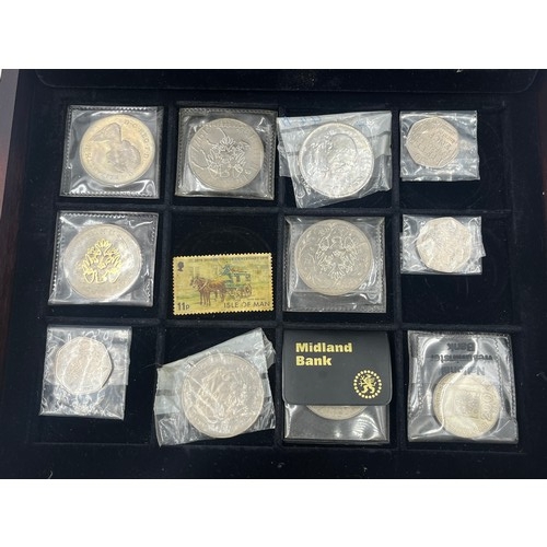 2382 - A collection of British commemorative coins with £5 examples to include 1997, 1998, 1999, four 2000,... 