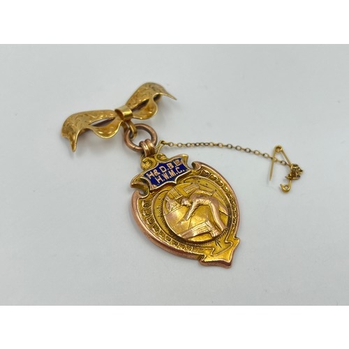 2386 - An early 20th century hallmarked 9ct gold fob with mounted 9ct gold ribbon brooch - approx. gross we... 