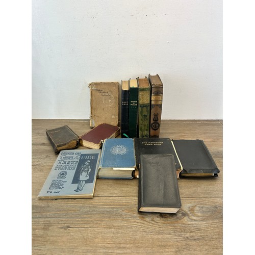 490 - A collection of antique and later books to include Scott's Poetical works circa 1887, Robinson Cruso... 