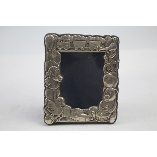 2153 - An R Carr Ltd. hallmarked Sheffield sterling silver photo frame - approx. gross weight 115g and 11.3... 