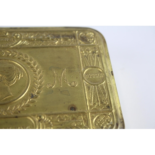 2195 - A WWI brass Princess Mary Christmas tin