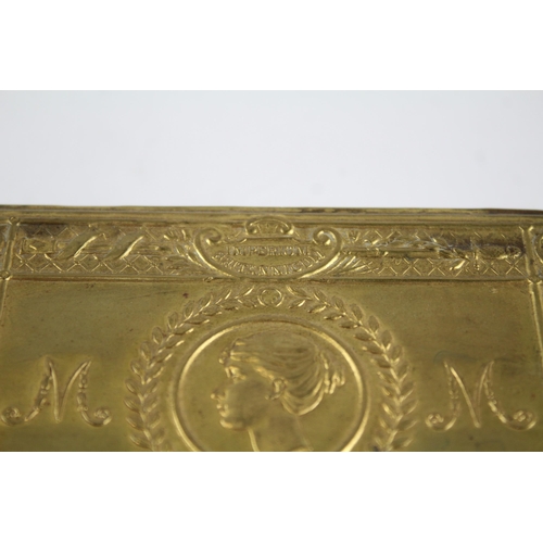 2195 - A WWI brass Princess Mary Christmas tin