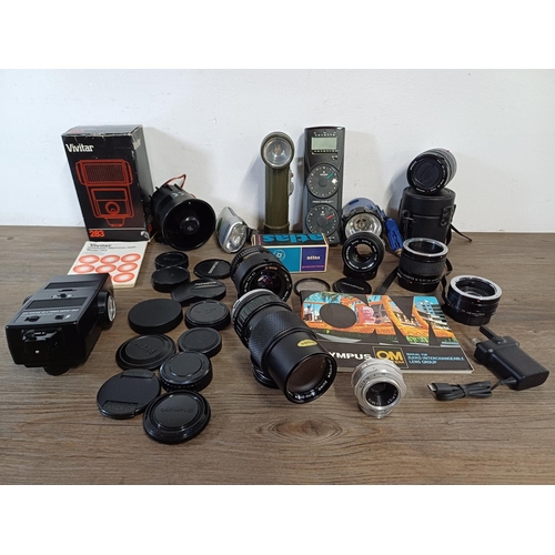 618 - A collection of items to include Olympus OM-System Zuiko 1:4 f=75mm auto-zoom and 1:1.8 50mm lenses,... 