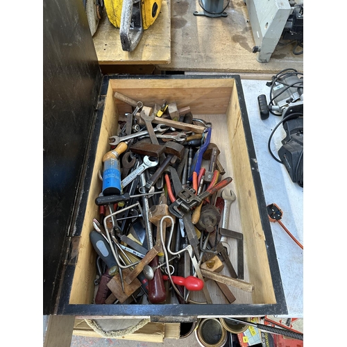 836 - A large collection of vintage and later tools to include two mid 20th century toolboxes with content... 