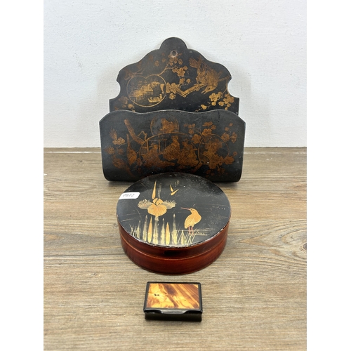 541 - Three late 19th/early 20th century papier-mâché Japan lacquer items, snuff box, circular trinket box... 